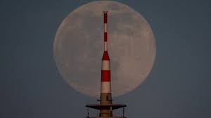 April's full moon is widely known as the full pink moon, even though it doesn't actually turn pastel pink as the name suggests. Y1nn96r3pbadxm