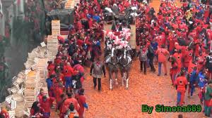 A part of ivrea's carnival celebration, battaglia delle arance is something of an orange version of valencia's famed la tomatina. Battaglia Arance Carnevale Ivrea To 2013 Youtube