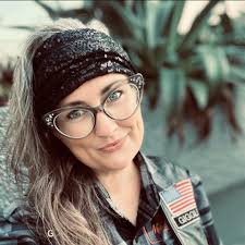 Who are recommended photographers for a family photoshoot?