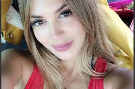 La novia de James posa en sexy bikini y sus fans enloquecen