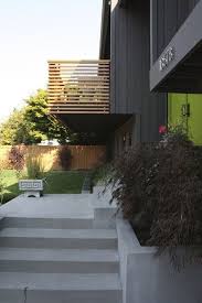 Perfekte Gartengestaltung So Wird Ihr Garten Zum Kleinen Paradies Gelander Balkon Balkon Holz Treppe Aussen