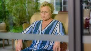 Muriel robin est la cadette des trois enfants d'antoine robin et aimée rimbaud, marchands de crises de nerfs, rires, pleurs, déclarations, passion et amour sont au programme. Muriel Robin News Allocine