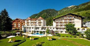 Theatre of the west and waldbuhne are cultural highlights, and some of the area's notable landmarks include schloss charlottenburg and kaiser wilhelm memorial church. Cafe Verwohnhotel Bismarck