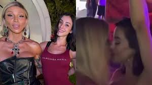 Bella Longuinho e Maya Massafera protagonizam beijão em reality