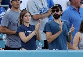 Robbie arnett, 29, is a vocalist in the indie band milo greene, a group that robbie started with his college squad back in 2010. Elizabeth Olsen How Much Older Is She Than Fiance Robbie Arnett