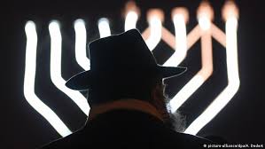 Het verloop van de veranderende hormonen kan soms grillig zijn. Bundestag Defers Action Over Anti Semitism Prevention Report Germany News And In Depth Reporting From Berlin And Beyond Dw 21 06 2017