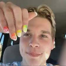 Over 175K standing in solidarity with Texas high school student suspended  over nail polish