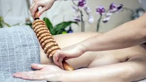 Maderoterapia or wood therapy is a holistic massage technique with specially designed wooden elements (rolling pins) that come in different sizes and shapes. Curso Online De Maderoterapia Y Bambuterapia Aprendum