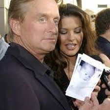 Douglas viser baby frem