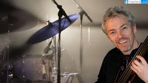 KATE BUSH ALABA AL GRAN BAJISTA FALLECIDO JOHN GIBLIN