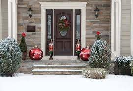 Potrete disegnare uno, magari con i vostri figli, in un cartoncino, preferibilmente verde, da decorare con colori caldi oppure acquistarne uno realizzato in stoffa da appendere appositamente alla porta di casa. Come Abbellire Casa Per Natale