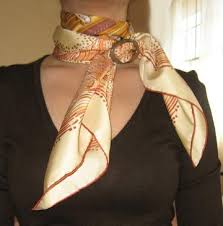 Scarves The How To Guide For Scarves No Chatter Comment Nouer Un Foulard Foulard Porter Foulards