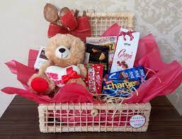 Para transformar a cesta básica do amor ainda mais romântica, coloque dentro de cada caixinha um vale presente especial. Cesta De Chocolates E Pelucia Mil Beijos Cesta Dia Dos Namorados Surpresas Dia Dos Namorados Cestas Decoradas