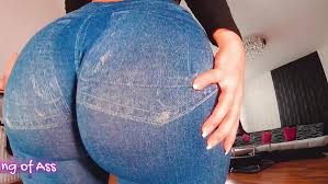 Chica con curvas y culo enorme muestra un emocionante strip-dance y se  complace con juguetes sexuales