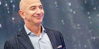 În 2020 cel mai bogat om din lume este jeff bezos, urmat de bill gates, bernard arnault şi qin yinglin. Jeff Bezos È™eful Amazon Cel Mai Bogat Om Din Lume Are O Avere De Peste 200 De Miliarde De Dolari Suceava News Online