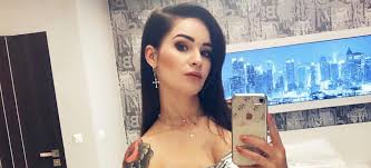 Szerszej publiczności dała się poznać dzięki udziałowi w. Ewelina Lisowska Tatuaz Ma Go Pod Majtkami Pikio