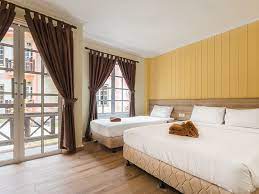 It stretches across a white sandy beach and provides an easy access to the nearby coral gardens. Superior