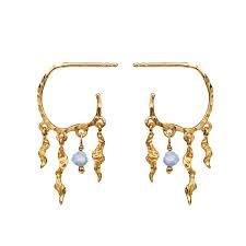 Maanesten laver smykker, der er både nutidige, moderne, sofistikeret, yndefulde og unikke i sine udtryk. Maanesten Bayou Earrings Gold Oxholm