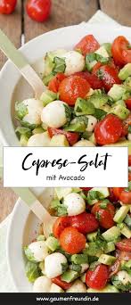 Schneller Caprese Salat Mit Avocado Tomaten Und Mozzarella Salate Rezepte Gesund Essensrezepte Avocado Salat
