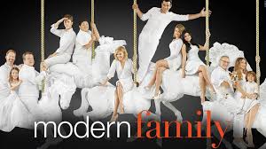 Browse our quick guide to which of your favorites are on we're still waiting for warmer weather to arrive, which means the best family movies on netflix are but the show's biggest fan won't let that happen on his watch. Modern Family Staffel 7 Lauft Jetzt Bei Netflix Modern Family Modern Family Season Dvd