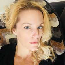 How to add pretty decorations to a food truck?