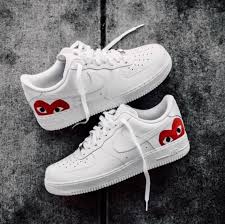 Black Air Forces With White Writing Dit Is Een Paar Aangepaste Nike Air Force 1s Met Een Iconische Hart Logo Op De Hiel Als U Wijzigingen Aanbren Nike Air Shoes Nike Shoes Air Force Fresh Shoes