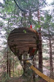 Que los niños norteamericanos sueñan con tener una casa en un árbol es un clásico, al menos en las películas infantiles. Casas En El Arbol La Casa Nido Complejo Hotelero Urbanarbolismo