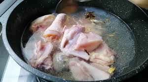 Sup ayam klasik terdiri dari kaldu encer, yang dimasukkan potongan ayam atau sayuran; Sup Ayam Simple Youtube