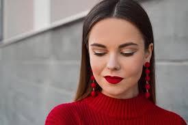 Après l'application du mascara vous pouvez appliquer du blush, du gloss, du rouge à lèvres. Comment Se Maquiller En Fonction De Sa Couleur De Cheveux L Etudiant Trendy