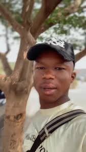 Adom Baffour: La Comédie et le Rire au Ghana