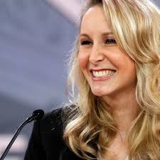 Marion Maréchal abandonne le nom Le Pen pour mieux prendre son envol