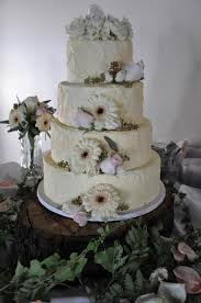Throwing a rustic wedding out in the country? Spectacular Spring Flavors For A Fabulous Wedding Cake The Pink Bride