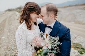Das haarband mit knotendetail setzt einen verspielten akzent. Die Schonsten Brautfrisuren Fur Offene Haare I Weddyplace
