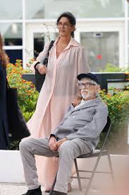 CANNES 2025. Pierre Richard: Xuất hiện hiếm hoi cùng vợ Ceyla, gầy gò và yếu ớt, ông cần phải ngồi xuống - Closer