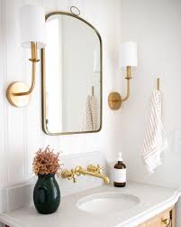 Agregue un toque de sensación acogedora a su baño con este popular tratamiento de pared. 7 Timeless Beadboard Bathroom Ideas