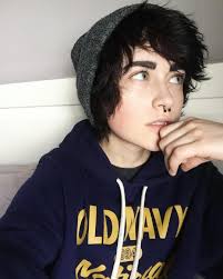 35 Likes 3 Comments Batbrat Liiifeu On Instagram Emo Boy Hair Short Emo Haircuts Emo Haircuts
