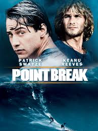 Point Break (1991)'de Utah (Keanu Reeves) Bodi'yi (Patrick Swayze)  "Patrick's Roadhouse" diye bir yere kadar takip ediyor. Patrick Swayze,  Roadhouse filminin başrol oyuncusuydu. : r/MovieDetails