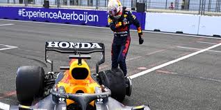 The official f1® facebook account. F1 Rennen Baku 2021 Reifenschaden Kostet Verstappen Den Sieg