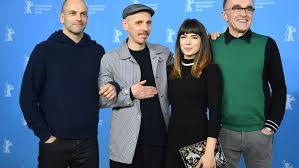 He achieved early success for his portrayal of simon williamson in the black comedy drama film trainspotting (1996), before earning further critical recognition for his performances in af. Die Schauspieler Von T2 Trainspotting Jonny Lee Miller L R Ewen Bremner Anjela Nedyalkova Und Regisseur Danny Boyle Der Film Lauft Auf Der Berlinale Im Wettbewerb Ausser Konkurrenz Stuttgarter Nachrichten