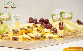 Als kalte platten bezeichnet man zusammenstellungen von speisen und produkten der kalten küche, welche auf verschiedenem anrichtegeschirr serviert und angeboten werden. Eine Kaseplatte Selber Machen Einfache Ideen Und Tipps