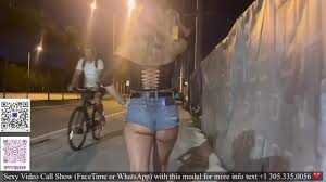 Linda chica extra pequeña caminando por la calle con pantalones cortos y  lencería - XNXX.COM