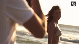 Marina Ruy Barbosa pagando peitinho de biquíni em ensaio da Revista VIP -  TRETA.COM.BR