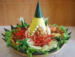 Nasi Tumpeng Is A Cone Shaped Indonesian Rice Dish With Side Dishes Vegetables And Meat Traditionally Featured In Selamatan Cere Seni Makanan Makanan Produk