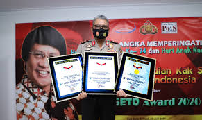 Kemudian dki memberikan penghargaan kepada usaha yang memberikan pelayanan wisatawan dan pembangunan wisata di ibu kota. Kapolda Sumut Panen Penghargaan Kak Seto Award Muri Dan Polisi Selebriti Award