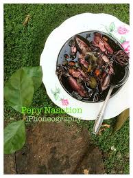 Biasanya, moms bisa menemui menu ayam selain enak, moms harus tahu bahwa lada hitam juga ternyata memiliki manfaat bagi kesehatan. Indonesian Fish And Seafood Squid In Ink Sauce Recipe Cumi Masak Hitam My Childhood Fave Indonesian Food Cooking Seafood Indonesian Cuisine