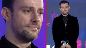 Yılın Oyuncusu ödülünü alan Salih Bademci, konuşma sırasında gözyaşlarını  tutamadı