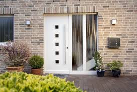 Eine Moderne Hausturanlage Aus Kunststoff Seitenteil Ornamentglas Chinchilla Fenster Und Turen Haus Einfaches Haus