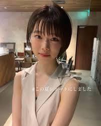 画像に含まれている可能性があるもの 1人以上 美容師 ヘアスタイル 目