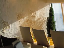 Mediterrane Steinwand Mit Der Wandpaneele Marsalla Und Putz In Der Wellnessoase Aidasol Wandverkleidung Aussen Wandgestaltung Wandgestaltung Aussen
