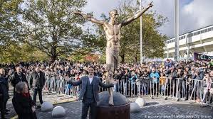 Malmö ff (mff) förknippas starkt med zlatan ibrahimović och han är helt klart klubbens bästa spelare någonsin, även om hans karriär i mff inte varade särskilt länge. Malmo Vandals Saw Legs Off Zlatan Ibrahimovic Statue News Dw 05 01 2020